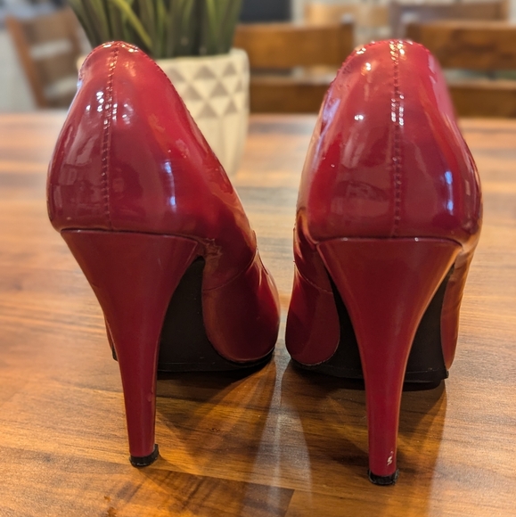 Steve Madden red pump - Picture 3 of 5